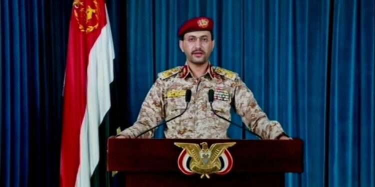 דובר המורדים החות'ים מעביר הצהרה על המתקפה באמירויות. צילום: AFP "נדרוש דין וחשבון": המורדים החות'ים לקחו אחריות על מתקפה קטלנית באבו-דאבי