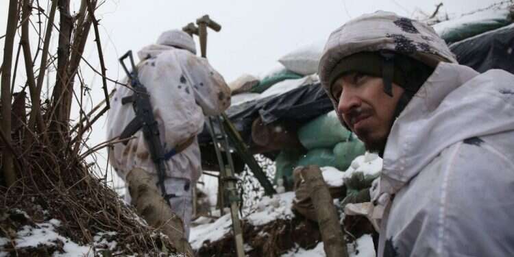 חיילי צבא אוקראינה בחזית דונייצק, השבוע. צילום: AFP ביידן רומז לפוטין: לא נגיב בחומרה אם תסתפק בפלישה קטנה לאוקראינה