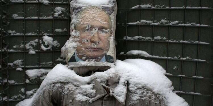 בובה מחופשת לפוטין בשוחות של כוחות אוקראינה. צילום: AFP בריטניה מאשימה: הקרמלין מתכנן הפיכה פרו-רוסית באוקראינה