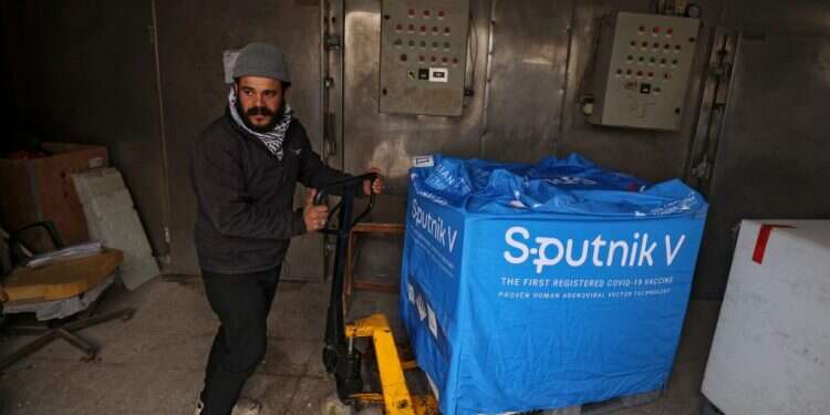 חיסוני הספוטניק מגיעים לעזה. צילום: AFP מוחמד דחלאן עושה את דרכו חזרה באמצעות הקורונה