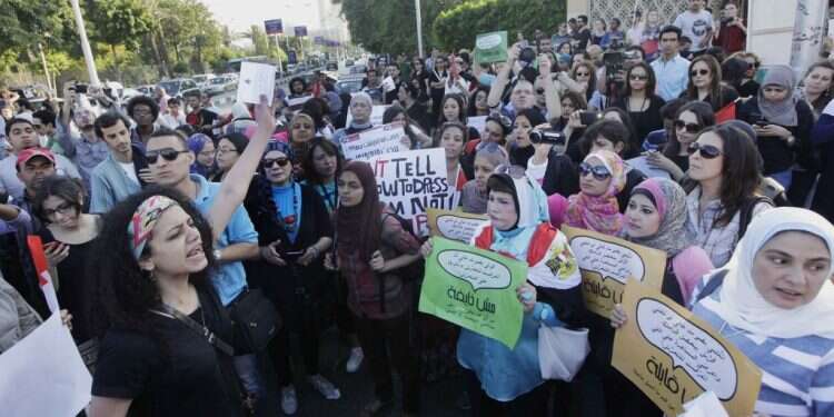 מחאה נגד אלימות כלפי נשים במצרים. צילום: AP