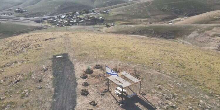 אחת הפרגולות בכפר אדומים מול חאן אל־אחמר מפת הנטיעות בנגב מגלה: רק 10% מהשטח ניטעו