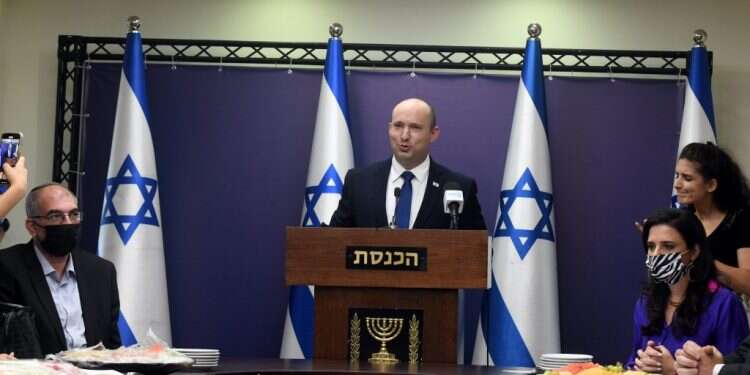 טען שרצה להגן עליהם. ראש הממשלה בישיבת סיעת ימינה. צילום: יוסי זליגר על החוק ועל העונשין: כשבנט איבד את העשתונות