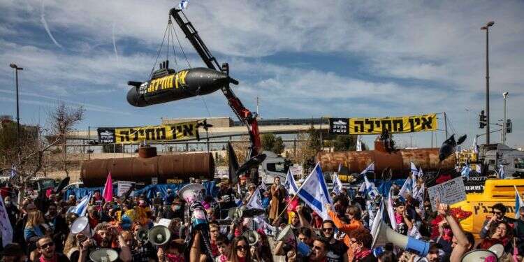 מפגינים קוראים להקמת ועדת חקירה ממשלתית בפרשת הצוללות. צילום: אוליבייה פיטוסי, פלאש 90