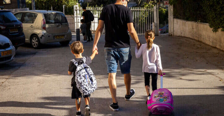 אב מלווה את ילדיו לבית ספר בירושלים. צילום: אוליבייה פיטוסי/פלאש90 מתווה החינוך החדש נכנס לתוקף: מי ימשיכו ללמוד בכיתות?