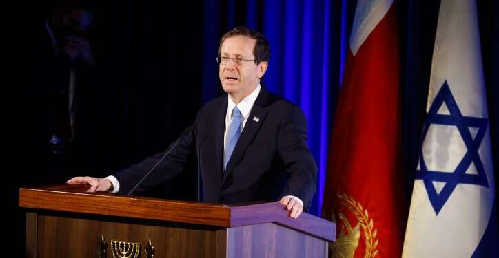 הנשיא יצחק הרצוג. צילום: אוליבייה פיטוסי/פלאש90 איתות לרצון להתקרבות? הרצוג וארדואן שוחחו בפעם השלישית