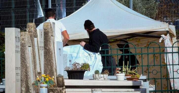 משטרה וצוותים רפואיים באתר ההתאבדות של חיים ולדר. צילום: פלאש90 פרשת חיים ולדר: קהילה שלמה חוטאת כבר שנים ב"מעשי סדום"