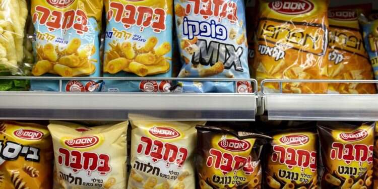מדף חטיפים בסופרמרקט ישראלי. צילום: אוליבייה פיטוסי/פלאש90 החטיף שחטף אותנו