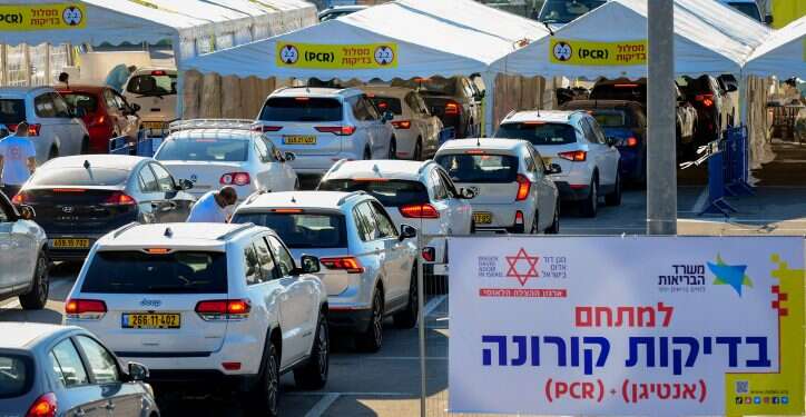 התחלואה עולה שוב. בדיקות קורונה. צילום: אבשלום ששוני/פלאש90 סיוע לנזקקים וניוד בדיקות: צה"ל מצטרף למאבק באומיקרון