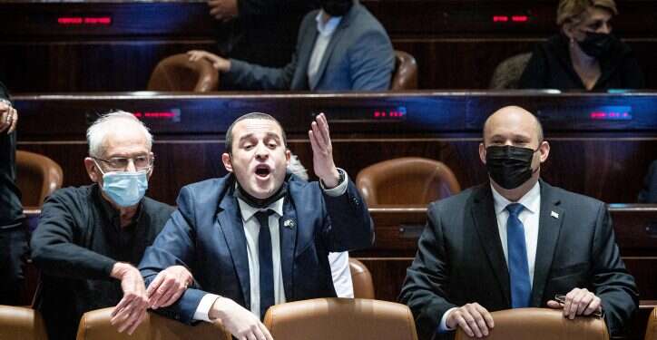 ראש הממשלה נפתלי בנט וח לפרסם, להגיב או לשתוק: הדילמה הגדולה של ימינה