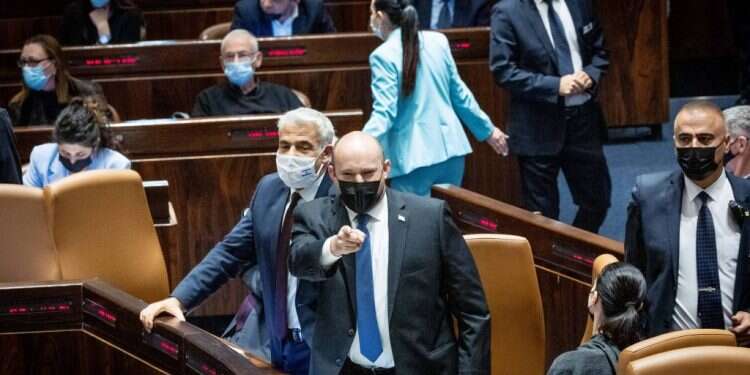 ראש הממשלה נפתלי בנט מתווכח במליאת הכנסת בעת ההצבעה על הכשרת ההתיישבות הבדואית בנגב (