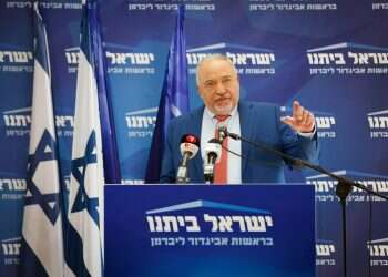 ליברמן בישיבת סיעה, צילום: אוליבייה פיטוסי, פלאש 90 ממשלה, לא חברת ביטוח: סיוע כלכלי יאפשר לאזרחים לצלוח את המשבר