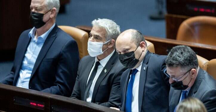 ראש הממשלה נפתלי בנט ושרים בכירים בממשלה במליאת הכנסת. צילום: יונתן זינדל/פלאש90 נפילת חוק הגיוס: שלב נוסף בקריסת המשמעת הקואליציונית