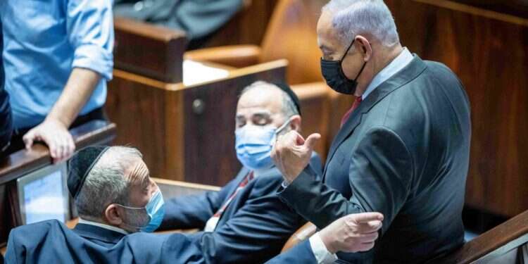 נתניהו ודרעי במליאת הכנסת, השבוע. צילום: יונתן זינדל, פלאש 90 כוננות באופוזיציה, דריכות בקואליציה