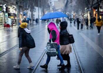 מזג אוויר סוער בירושלים, השבוע. צילום: יונתן זינדל/פלאש90 שיא גשמים והשלג הגדול שבדרך: תחזית מזג האוויר