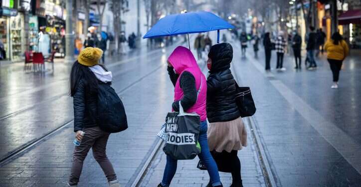 מזג אוויר סוער בירושלים, השבוע. צילום: יונתן זינדל/פלאש90 שיא גשמים והשלג הגדול שבדרך: תחזית מזג האוויר