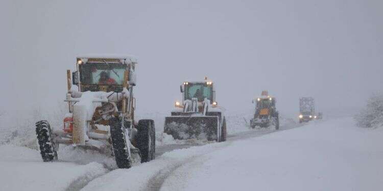 מפלסות שלג ברמת הגולן. צילום: מאור קינסבורסקי פלאש 90 "אלפיס": מפלס הכנרת עלה; צעירים ערבים התפרעו בחסות השלג בירושלים
