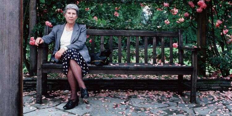 תחושה של שותפות לדבר עבירה עם כל יהודי. נטליה גינזבורג, טורינו, 1990. צילום: גטי אימג'ס