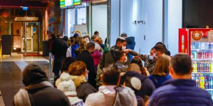 תור לבדיקת קורונה בירושלים, שלשום. צילום: אוליבייה פיטוסי/פלאש90 התורים הארוכים לבדיקות קורונה מעידים על היסוס הממשלה