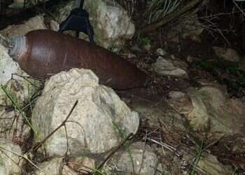 פצצת מרגמה בריטית נמצאת סמוך למעלה החמישה