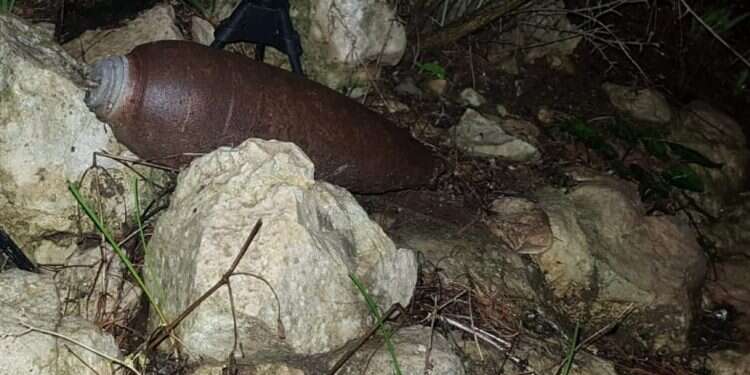 פצצת מרגמה בריטית נמצאת סמוך למעלה החמישה