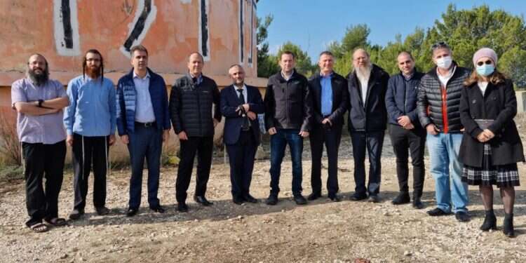 חברי השדולה בחומש. צילום: מועצה אזורית שומרון "אני רוצה לומר לממשלה הזו: אתם צריכים להתבייש"