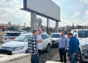 ראש מועצת בנימין:"אם זריקות האבנים ימשכו נעביר את פעילות המועצה לחיזמא״