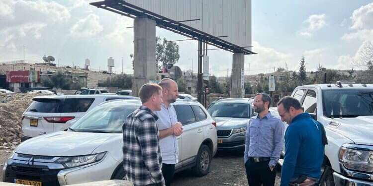 ראש מועצת בנימין:"אם זריקות האבנים ימשכו נעביר את פעילות המועצה לחיזמא״