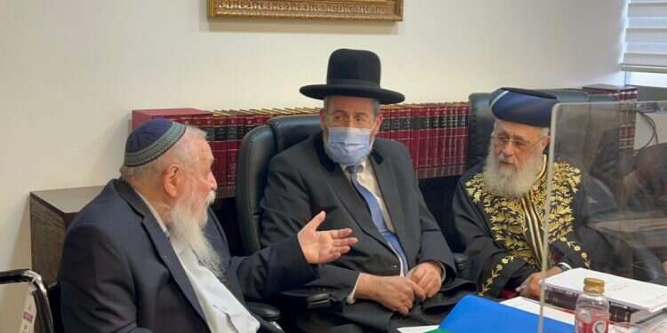הרב דרוקמן יחד עם הרבנים הראשיים. צילום: דובורת הרבנות הראשית הרב דרוקמן יחד עם הרבנים הראשיים: "פיצול מערך הגיור הוא סכנה גדולה"