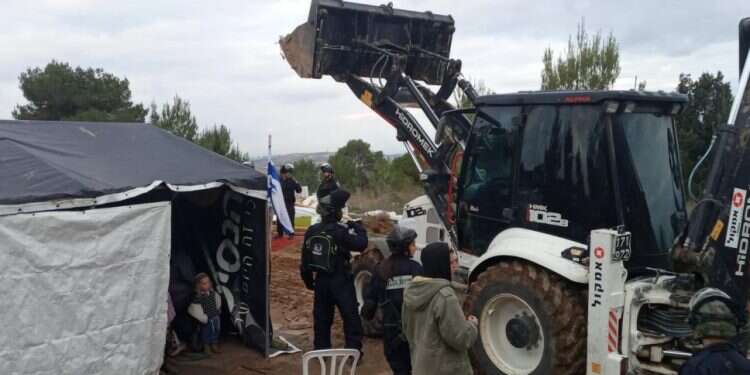 הבוקר: כוחות צבא ומשטרה הרסו מבנים ואוהלים בחומש