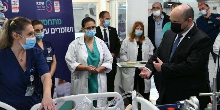 ראש הממשלה בביקור בשיבא. צילום: עמוס בן גרשום /לע "סופת האומיקרון הולכת וגדלה. החיסון הרביעי בטוח ועובד"