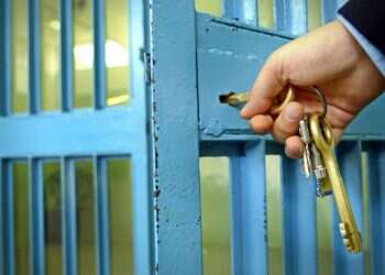 אימו של קצין אמ"ן דוחה את הטענות לפיהן בנה שם קץ לחייו בכלא