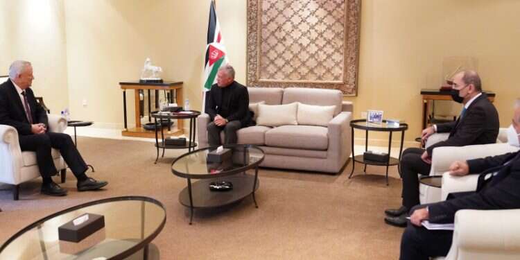 שר הביטחון בני גנץ נפגש עם המלך עבדאללה בירדן