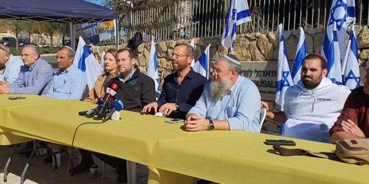 ראשי המועצות במאהל המחאה לחומש בירושלים. ללא קרדיט מאהל המחאה בירושלים: "כל הרס בחומש מעמיק את הפצע שלנו"