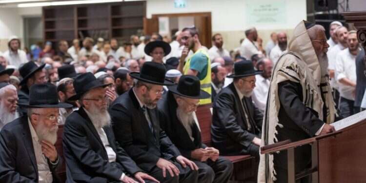 טקס פתיחה של ישיבת הר המור בשכונת הר חומה שב ירושלים. יושבים מימין:  הרב טאו , הרב דוד לאו , הרב  עמיאל שטרנברג , הרב מרדכי שטרנברג. צילום : יונתן זינדל/פלאש90 תלמידיו של ראש ישיבת הר המור: "הוא חלוק על הרב טאו – חד משמעית"