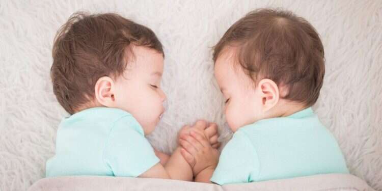 לא זהות: איך זה לגדול עם אחות תאומה על הספקטרום?