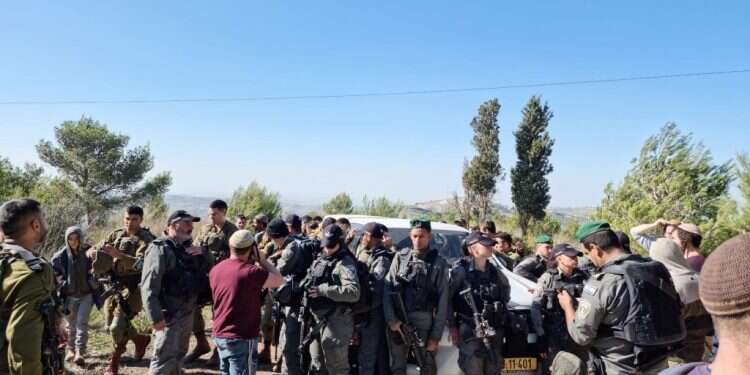 הכוחות שבאו להרוס מבנים בחומש. צילום: ברלה קרומבי שוב: הרס בישיבה בחומש