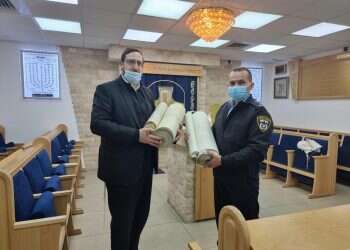 השוטרים השיבו את ספרי התורה שנגנבו מבית הכנסת בירושלים
