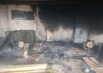 בית כנסת הוצת בהר חברון: "מדובר בפשע שנאה שיכל להתגלגל לאירוע טרור"