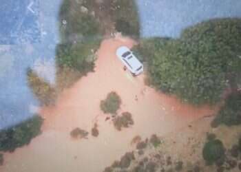 החורף מכה בכוח: כבישים חסומים בירושלים, רכב תקוע בנחל קנה