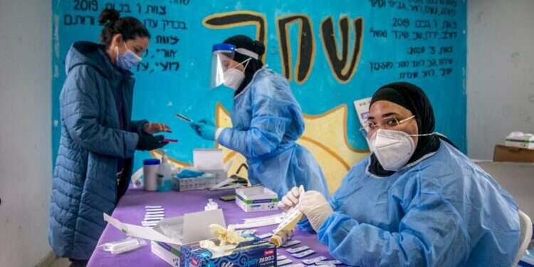 עמדת בדיקה בבית חשמונאי. צילום: יוסי אלוני - פלאש 90 מי מבודד, מי חופשי והאם אפשר ללכת לבית-הספר? שו"ת קורונה, גרסת האומיקרון