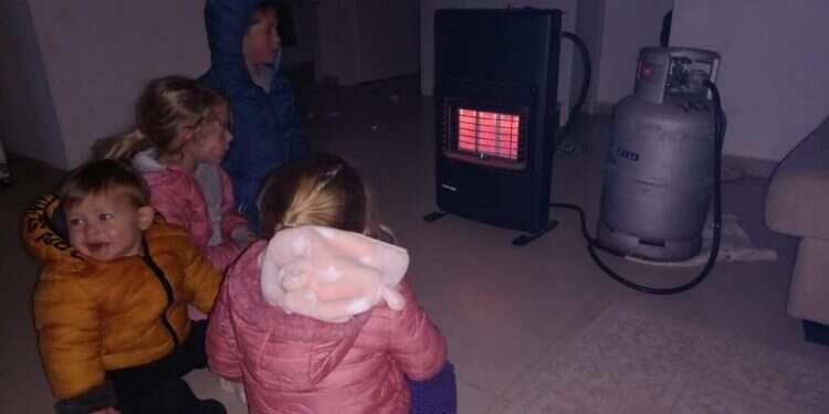 ילדים בוש שילה מתחממים בחורף. ההתישבות הצעירה בהתיישבות הצעירה נערכים למזג האוויר הקיצוני