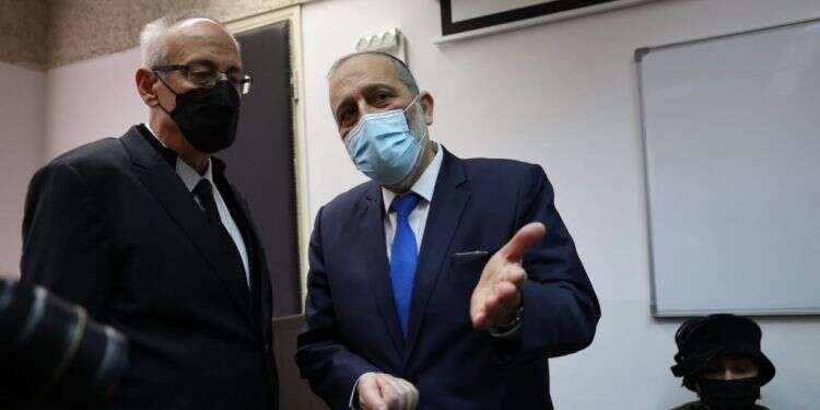 דרעי בבית המשפט עם עורך דינו נבות תל צור, בשנה שעברה. צילום: יונתן זינדל/פלאש90 בעקבות הסדר הטיעון: אריה דרעי הורשע בעבירות מס