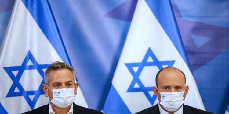 ראש הממשלה נפתלי בנט ושר הבריאות, ניצן הורביץ. צילום: מוטי מילרוד/ פלאש90 "דגל אדום": בכירים במשרד הבריאות נגד ביטול הבידודים לילדים