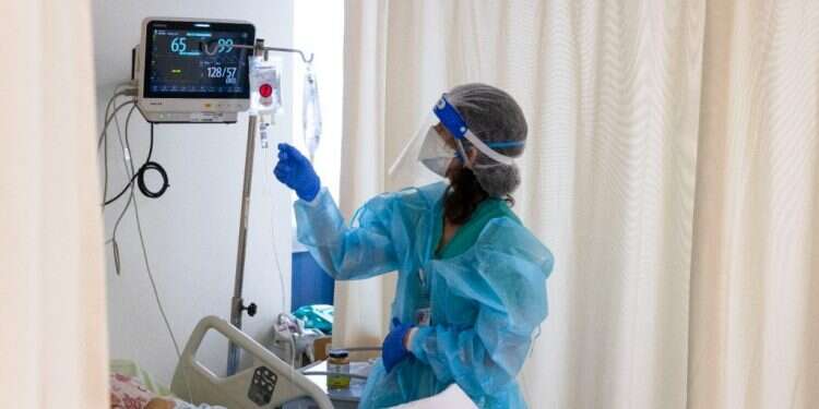 מחלקת קורונה בבית חולים שערי צדק, אילוסטרציה. צילום: אוליבייה פיטוסי/פלאש90 בצל הדיון על ביטול הבידוד לילדים: דיווחים ראשונים על PIMS בישראל