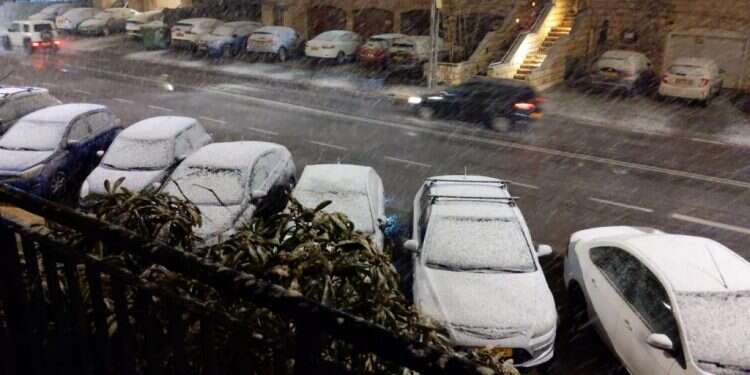 הבירה נצבעת לבן: שלג החל לרדת בירושלים