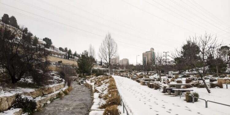 בוקר לבן ומושלג בירושלים. צילום: ישי פלג בוקר לבן: השלג נערם בירושלים, גוש עציון ובנימין