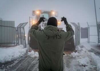 צפו: כוחות הנדסה של צה״ל מסייעים בפינוי השלג מכבישים באיו״ש