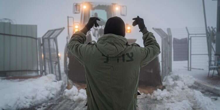 קרדיט תמונה: דובר צה צפו: כוחות הנדסה של צה״ל מסייעים בפינוי השלג מכבישים באיו״ש