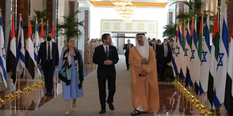 השניא הרצוג ורעייתו באיחוד האמירויות. צילום:  עמוס בן גרשום "ביקור היסטורי": הנשיא הרצוג נחת באיחוד האמירויות